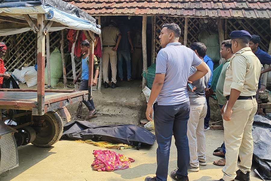 ঘটনাস্থলে পৌঁছে তদন্ত শুরু করেছে পুলিশ।