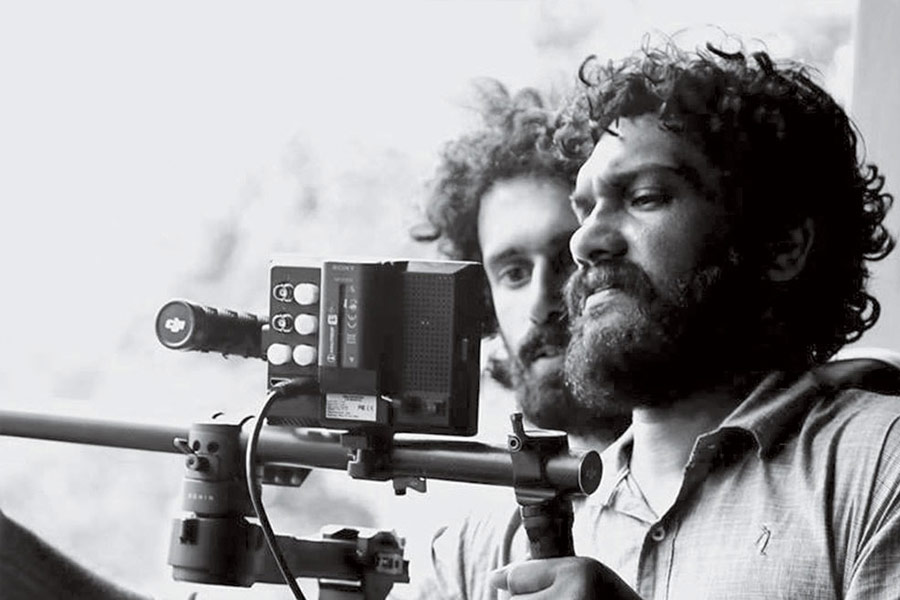 ‘ছবিনির্মাতাদের মৃত্যু হয়, কিন্তু তাঁদের ছবির নয়।’ ইনস্টাগ্রামের বায়োতে নিজের নামপরিচয় দেওয়ার জায়গায় এমনটাই লেখা। সিনেমার প্রতি যাঁর এত ভালবাসা, ছবি নির্মাণের প্রতি যাঁর এত খিদে, সেই ভারতীয় পরিচালক নিজের প্রিয় চলচ্চিত্রজগৎ থেকেই অবসর নেওয়ার সিদ্ধান্ত নিয়েছেন। হঠাৎ এই সিদ্ধান্ত কেন নিতে হল তাঁকে?