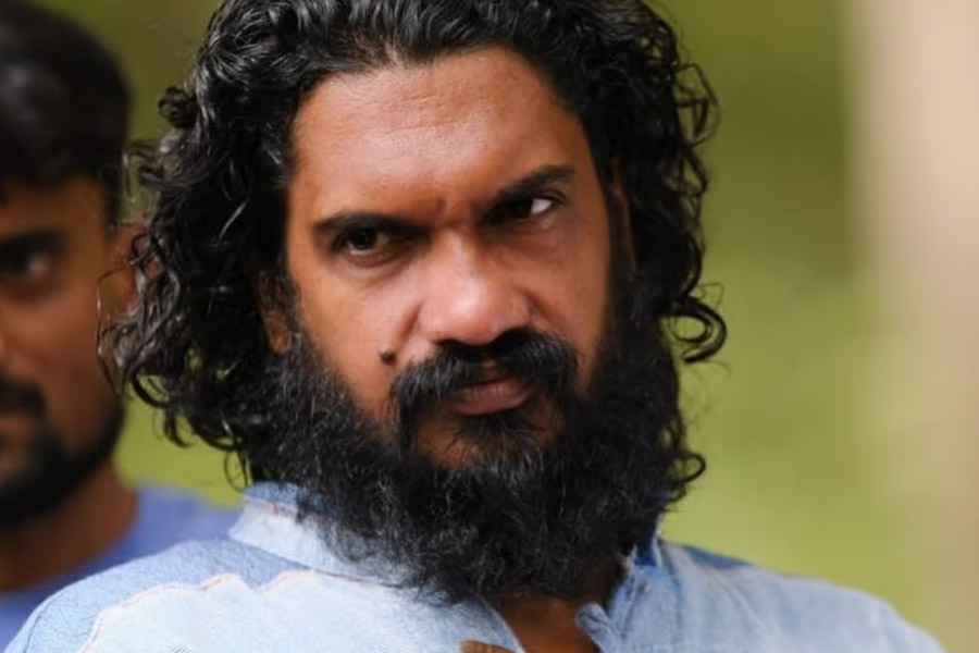 কেরলের একটি কলেজ থেকে প্রাণিবিদ্যা নিয়ে স্নাতক ডিগ্রি অর্জন করার পর আইন নিয়ে পড়াশোনা শুরু করেন সনল। তার পর আইনবিদ হিসাবেই কেরিয়ার গড়ে তোলেন তিনি। কলেজে থাকাকালীন রাজনৈতিক দলের সঙ্গেও যুক্ত হন। কিছু দিন পর মতাদর্শের পার্থক্য হওয়ায় দল ছেড়ে দেন সনল। পরে বিজেপি সরকারকে কটাক্ষ করতেও ছাড়েননি তিনি।