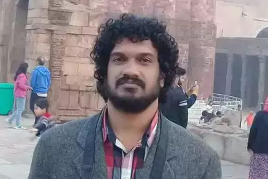 ২০০০ সালে মালয়লম ফিল্মজগতে পা রাখেন সনল। ‘মালকোলঙ্গল’ নামের একটি ছবিতে আর্ট অ্যাসিস্ট্যান্ট হিসাবে কাজ করেন তিনি। এক বছর পর ২০০১ সালে সনল তাঁর সহকর্মীদের সঙ্গে একটি ফিল্ম সোসাইটি চালু করেন। নবাগত পরিচালকেরা যাঁরা অন্য ধরনের ছবি বানাতে চান, এই সোসাইটির সঙ্গে যুক্ত হলে অনলাইন মাধ্যমে অর্থ সংগ্রহ করে ছবির প্রযোজনাও করতে পারেন। 