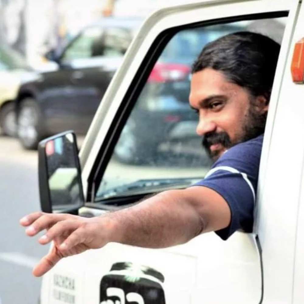 সম্প্রতি এক সাক্ষাৎকারে সনল জানান, তাঁর সৃষ্টির কারণে নানা ধরনের হুমকি পাচ্ছেন তিনি। এমনকি কয়েক বছর আগে তাঁর বিরুদ্ধে শ্লীলতাহানির অভিযোগ আনা হয়। সনলের দাবি, এই অভিযোগ অসত্য।