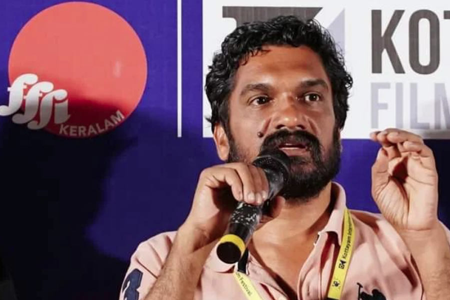 সনলের মন্তব্য, ‘‘মালয়লম ইন্ডাস্ট্রির মধ্যে টাকার খেলা চলে। অনেক ছবি ১০০ কোটি টাকা খরচ করে নির্মাণ করা হয়েছে বলে দাবি করা হয়। কিন্তু ভাল করে খোঁজ নিয়ে জানা যায়, সেই ছবি তৈরি করতে ১৫ থেকে ২০ কোটি টাকা খরচ হয়েছে। বড় মাপের রাজনীতিবিদেরা এর সঙ্গে যুক্ত রয়েছেন।’’