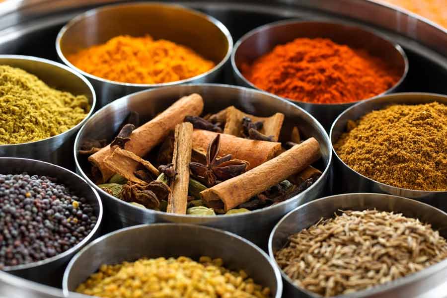 কিন্তু ভারতের সেই বিখ্যাত মশলার সংস্থাগুলি সম্প্রতি বিতর্কের মুখে। এমডিএইচ, এভারেস্টের মতো ব্র্যান্ডের মশলা নিষিদ্ধ করেছে কিছু দেশ। কোনও কোনও দেশ আবার ভারতীয় মশলার গুণমান নিয়ে পরীক্ষা-নিরীক্ষার নির্দেশ দিয়েছে। বিশ্বের বাজারে মশলায় মুখ পুড়েছে নয়াদিল্লির।