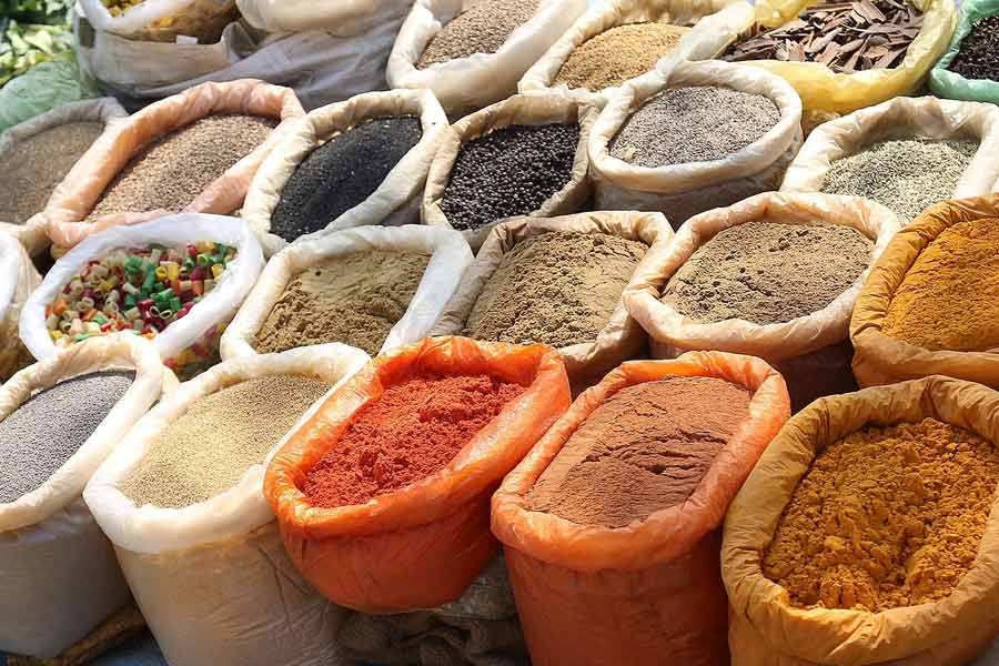 গত মাসেই প্রথমে সিঙ্গাপুর এবং হংকং ভারতের এমডিএইচ গোষ্ঠীর তিনটি এবং এভারেস্টের একটি মশলা নিষিদ্ধ বলে ঘোষণা করে। অভিযোগ, মাত্রাতিরিক্ত কীটনাশক (এথিলিন অক্সাইড) রয়েছে ওই মশলায়, যা স্বাস্থ্যের পক্ষে ক্ষতিকর। 