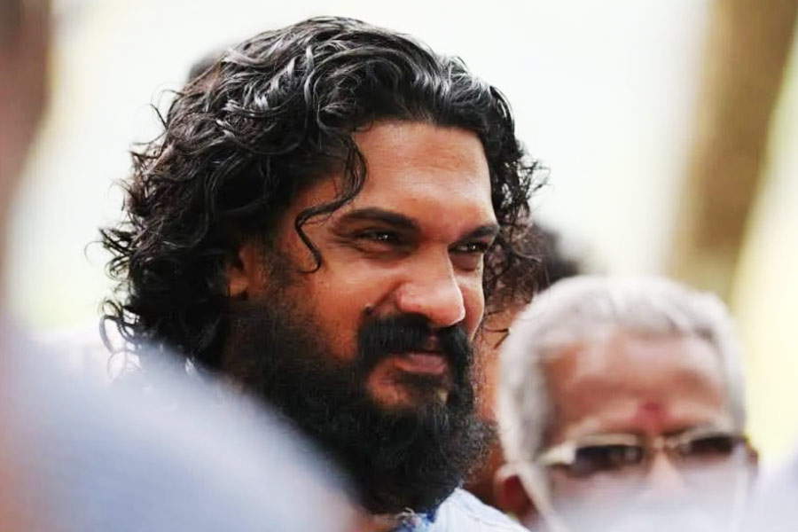 ২০২২ সালের মে মাসের এক সকালে সনলকে শ্লীলতাহানির অভিযোগে গ্রেফতার করা হয়। তখনই তিনি দেশ ছাড়ার সিদ্ধান্ত নেন। ভারত ছেড়ে আমেরিকায় চলে যান তিনি।