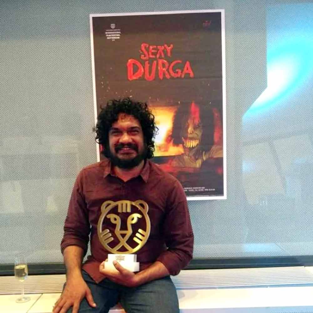 সনল বিয়ে করলেও বর্তমানে বিবাহবিচ্ছেদ হয়ে গিয়েছে তাঁর। সনলের কন্যা তাঁর প্রাক্তন স্ত্রীর সঙ্গেই থাকেন। সাক্ষাৎকারে সনল বলেন, ‘‘আমি এখন আর ছবি বানাই না। ভারতে ফিরে যাওয়ার মতো আর কিছু নেই। এই একাকিত্বই আমার সঙ্গী। নিজের সঙ্গে সময় কাটাতে ভালই লাগে আমার।’’ ইনস্টাগ্রামে অ্যাকাউন্ট রয়েছে সনলের। তবে সেখানে তাঁর অনুগামীর সংখ্যা দশ হাজারের গণ্ডিও পার করতে পারেনি।