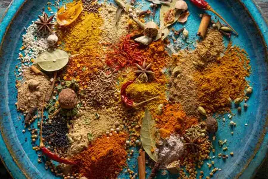 ভারতের মশলায় মূল বিতর্ক এথিলিন অক্সাইড নিয়েই। অভিযোগ, এই রাসায়নিক মশলা জীবাণুমুক্ত করার কাজে ব্যবহার করা হচ্ছে। কিন্তু মানুষের শরীরের পক্ষে এই মশলা অত্যন্ত ক্ষতিকর। এই মশলা শরীরে বেশি গেলে ক্যানসার পর্যন্ত হতে পারে।