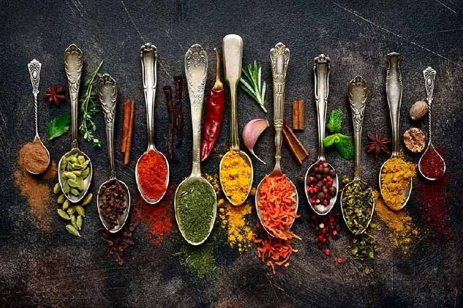 এভারেস্ট এবং এমডিএইচ ভারতের প্রধান এবং জনপ্রিয়তম দু’টি মশলা প্রস্তুতকারী সংস্থা। এই ব্র্যান্ডগুলির মশলা বহন, গুদামজাত করা, প্যাকেজিং-এর পণ্য সরবরাহকারীরাও যাতে এথিলিন অক্সাইড ব্যবহার এড়িয়ে চলে, দেখতে বলা হয়েছে পর্ষদের তরফে।