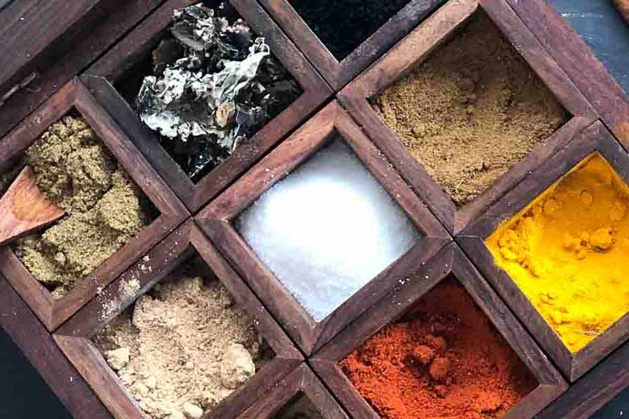 পর্ষদ আরও জানিয়েছে, মশলার কাঁচামাল থেকে শুরু করে প্যাকেজিং এবং কীটনাশকের উপস্থিতি পরীক্ষা করতে হবে। কোনও সমস্যা হলে তা মেটানোর উপায়ও বার করতে হবে। ভবিষ্যতে যাতে আবার ওই সমস্যা না হয়, তা নিশ্চিত করতে হবে। এ ছাড়া, মশলা বস্তাবন্দি করার সময়ে জল না দেওয়া, পোকামাকড়ের উপদ্রব আটকাতে ব্যবস্থা নেওয়ার কথাও বলা হয়েছে পর্ষদের নির্দেশিকায়।