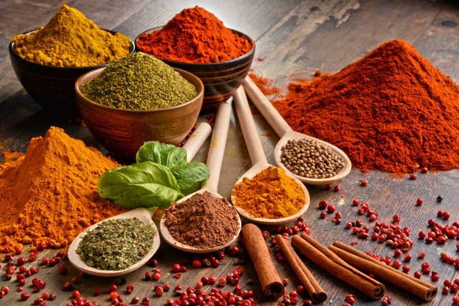 যে দুই সংস্থার মশলার বিরুদ্ধে মূল অভিযোগ, তারা কিন্তু ক্ষতিকর রাসায়নিক ব্যবহার অভিযোগ উড়িয়ে দিয়েছে। এভারেস্ট এবং এমডিএইচের দাবি, তাদের মশলা সম্পূর্ণ নিরাপদ।