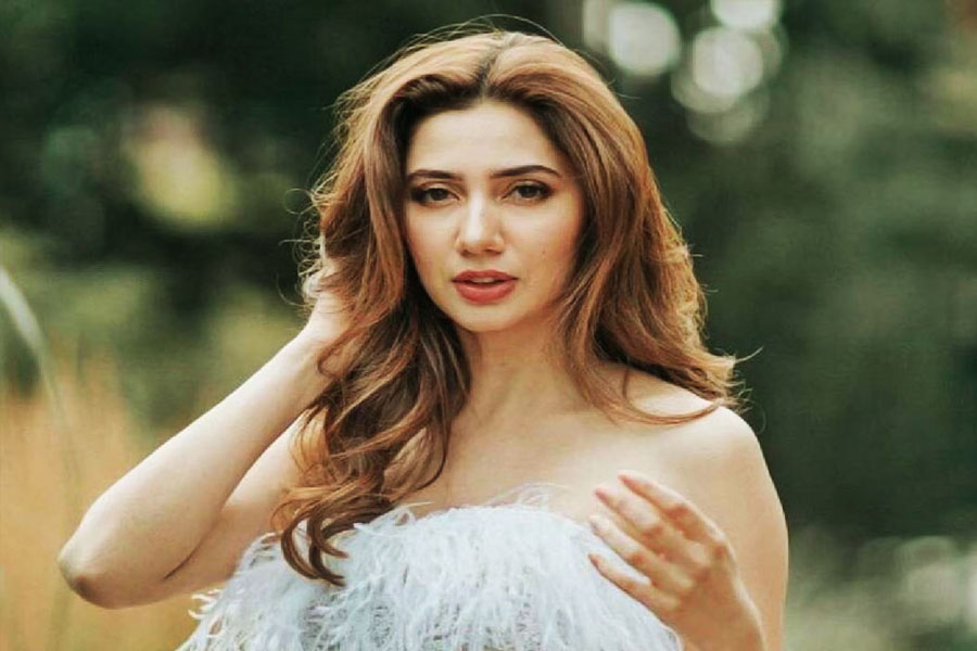 Mahira Khan reaction to crowd throwing an object at her on stage