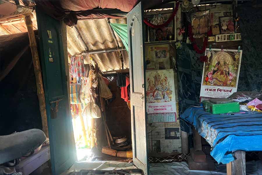 অগোছালো ঘর গঙ্গাধরের।