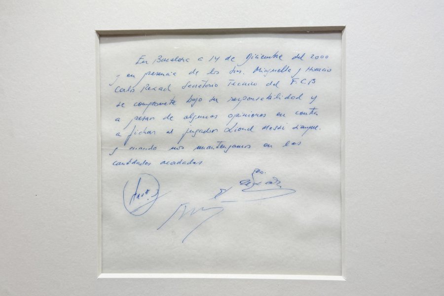 মেসির সই করা সেই ন্যাপকিন।