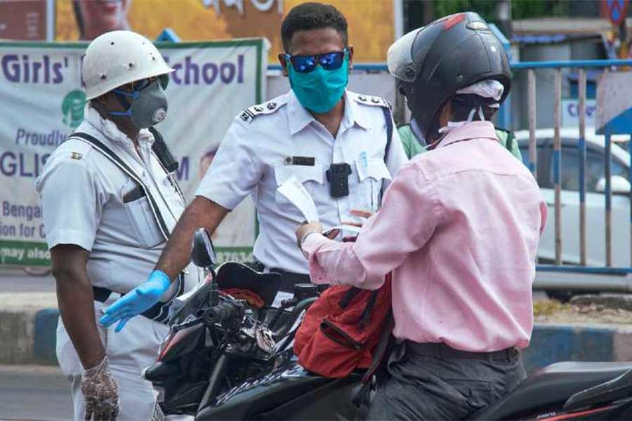 A traffic police has been accused of misbehaving with a person in Bhangar