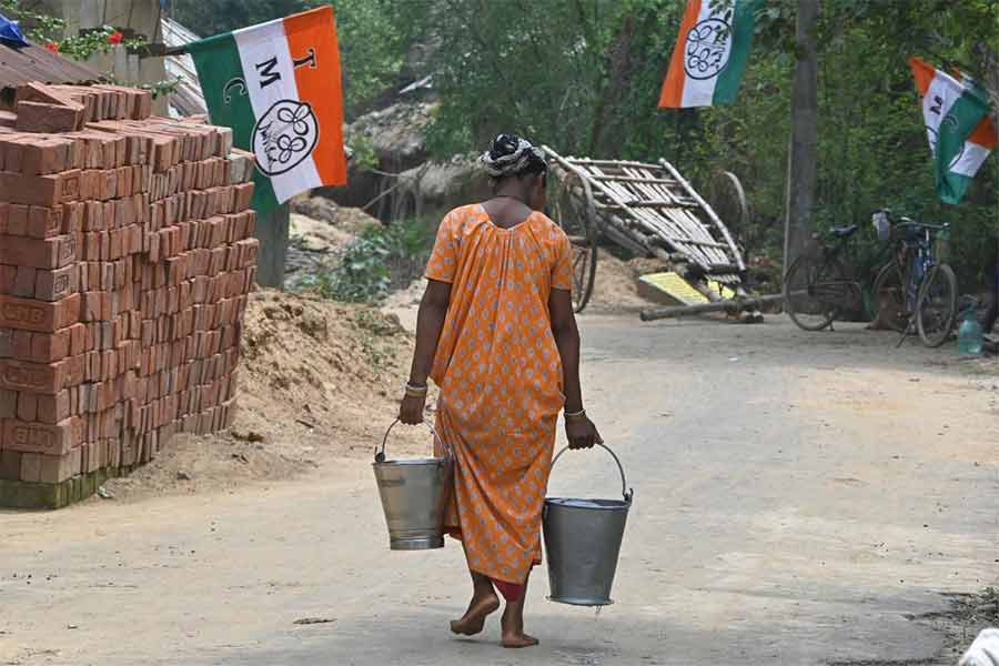 Adivasi Village supporting BJP are happy they were allowed to draw water where TMC supporters was not allowing them