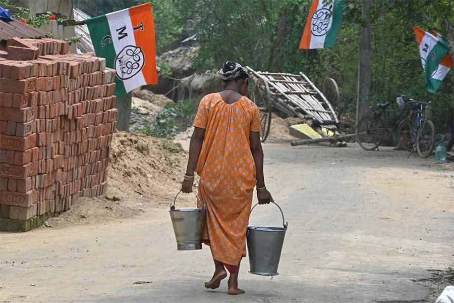 ইলামবাজারে মুর্গাবুনি গ্রামে কল থেকে জল নিচ্ছেন গ্রামবাসী।শুক্রবার।