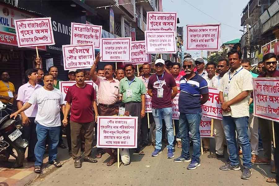 Merchants of Cooch Behar is on protest against Municipality for increasing taxes despite Mamata Banerjee's order