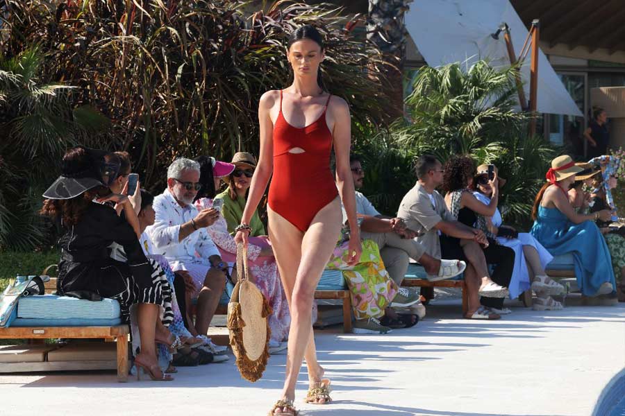 মরক্কোর পোশাশিল্পী ইয়াসমিনা কাঞ্জলের তৈরি রংবেরঙের স্নানপোশাক পরেই র‌‌্যাম্পে হাঁটলেন মডেলরা। 