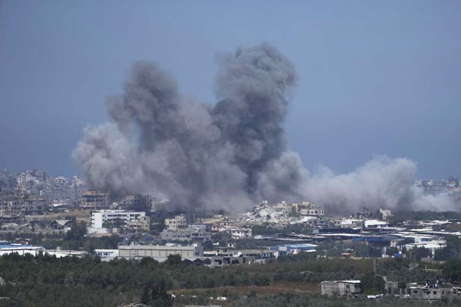 পশ্চিম এশিয়ায় যুদ্ধ শুরু হয়েছে প্রায় সাত মাস আগে। ২০২৩ সালের ৭ অক্টোবর প্যালেস্টাইনি সশস্ত্র গোষ্ঠী হামাসের বিরুদ্ধে যুদ্ধ ঘোষণা করেছিল ইজ়রায়েল। এখনও যুদ্ধ থামেনি। ইজ়রায়েল এবং হামাসের সংঘর্ষে প্রতি দিনই রক্তাক্ত হচ্ছে পশ্চিম এশিয়া।
