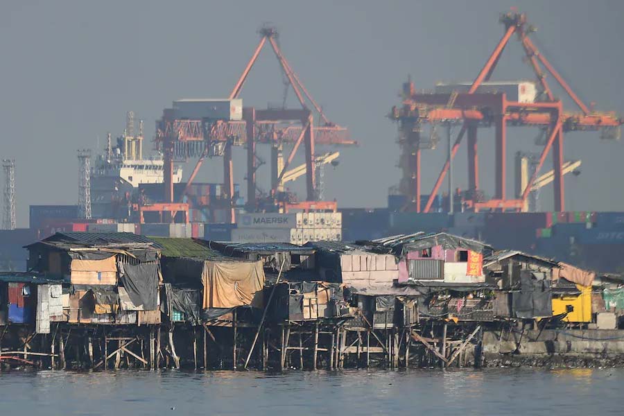 ডেনমার্কের পতাকাবাহী একটি জাহাজ ভূমধ্যসাগরের উপর দিয়ে ইজ়রায়েলের দিকে যাচ্ছিল। জাহাজটি ভারতের চেন্নাই বন্দর থেকে রওনা দিয়েছিল। উল্লেখ্য, ভারত থেকে অস্ত্র এবং বিস্ফোরক পদার্থ পরিবহণকারী অন্যতম গুরুত্বপূর্ণ বন্দর চেন্নাই।