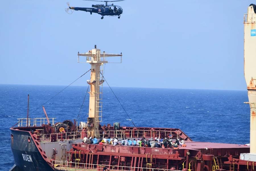 স্পেন তাতেই ‘না’ করে দিয়েছে। তাদের বিদেশমন্ত্রী হোসে ম্যানুয়েল আলবারেস বুয়েনো বলেছেন, ‘‘আমরা এই প্রথম কোনও বিদেশি জাহাজকে ‘না’ বলেছি। কারণ, এই  জাহাজে বিপুল পরিমাণ অস্ত্র আছে বলে আমরা জানতে পেরেছি। আমরা আরও জানতে পেরেছি যে অস্ত্রগুলি ইজ়রায়েলে পাঠানো হচ্ছে।’’