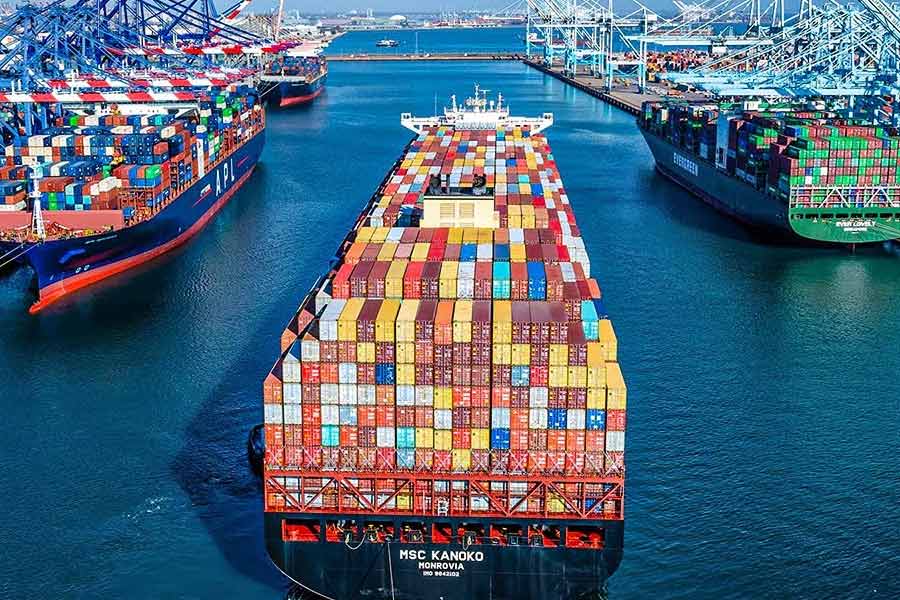 ভারতীয় বিদেশ মন্ত্রকের কোনও সূত্র এই অভিযোগ নিয়ে মুখ খুলতে চায়নি। তাদের বক্তব্য একটাই, কোনও আন্তর্জাতিক আইন লঙ্ঘন করা হয়নি ভূমধ্যসাগরে। এ বিষয়ে ইজ়রায়েলেরও কোনও প্রতিক্রিয়া মেলেনি।