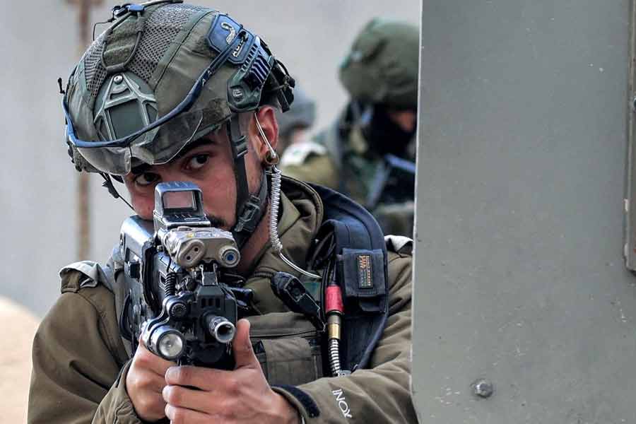 পশ্চিম এশিয়ার দ্বন্দ্বে ভারত বরাবর নিরপেক্ষ অবস্থানে থাকলেও ইজ়রায়েলের সঙ্গে তাদের বাণিজ্যিক সম্পর্ক রয়েছে। ইজ়রায়েলের থেকে সবচেয়ে বেশি অস্ত্র কেনে ভারতই। সেই সূত্রেই ভারত থেকে অস্ত্রশস্ত্রের উপাদান ইজ়রায়েলে যাচ্ছিল কি না, তা নিয়ে চর্চা শুরু হয়েছে নানা মহলে। 