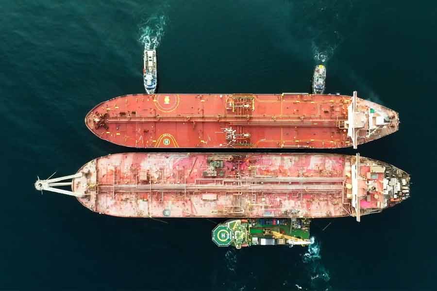 অন্য একটি সূত্রে অভিযোগ, ভারত ‘গোপনে’ অস্ত্র সরবরাহ করতে চাইছে ইজ়রায়েলে। কারণ, ভারত থেকে ইজ়রায়েলে যাওয়ার সহজ পথ না নিয়ে ঘুরপথে জাহাজ পাঠানো হয়েছে।