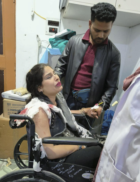 জঙ্গি হামলায় এক পর্যটক দম্পতি গুলিবিদ্ধ হয়ে গুরুতর আহত হয়েছেন।