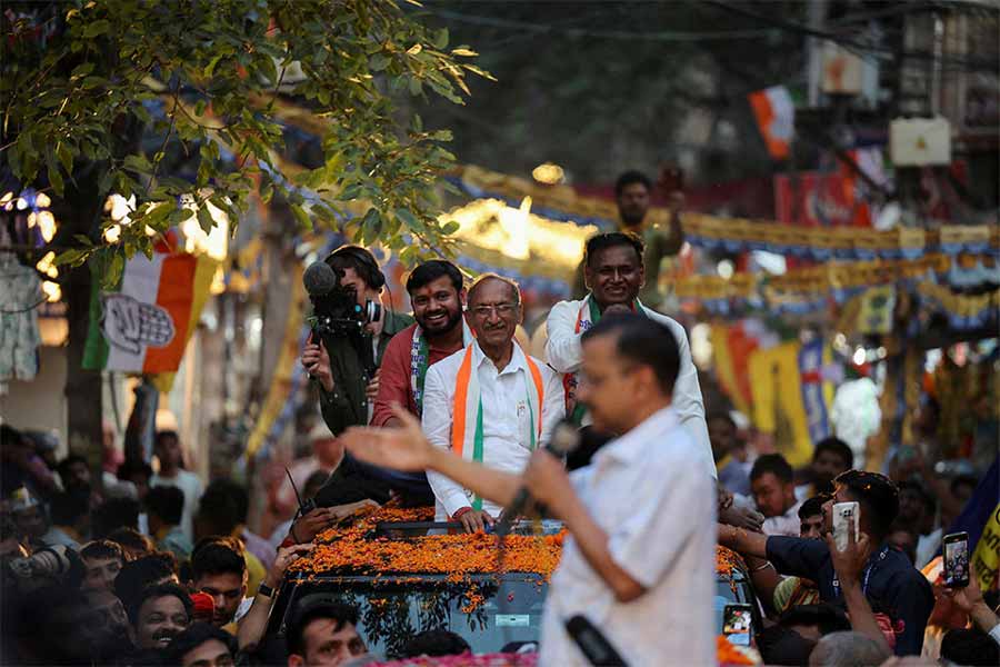 সখ্য: 'ইন্ডিয়া' জোটের কংগ্রেস প্রার্থীদের সমর্থনে রোড শো-য় অরবিন্দ কেজরীওয়াল।