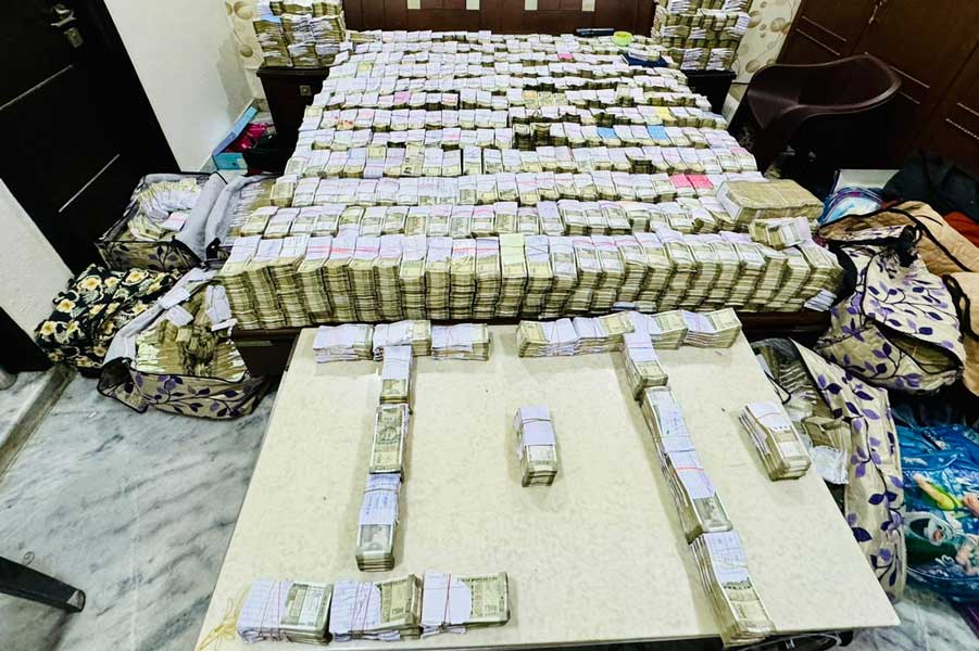 Income tax raids three shoe traders' house, showroom, 60 crore rupees seized dgtl