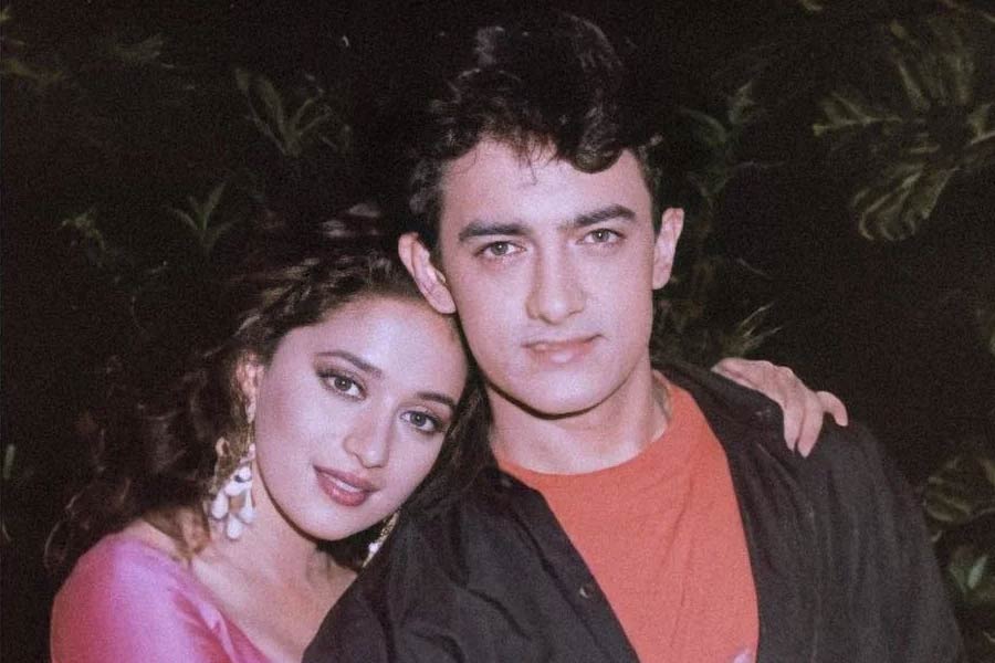 ‘দিওয়ানা মুঝসা নেহি’ এবং ‘দিল’ নামের দু’টি ছবিতে আমিরের সঙ্গে অভিনয় করেন মাধুরী দীক্ষিত।