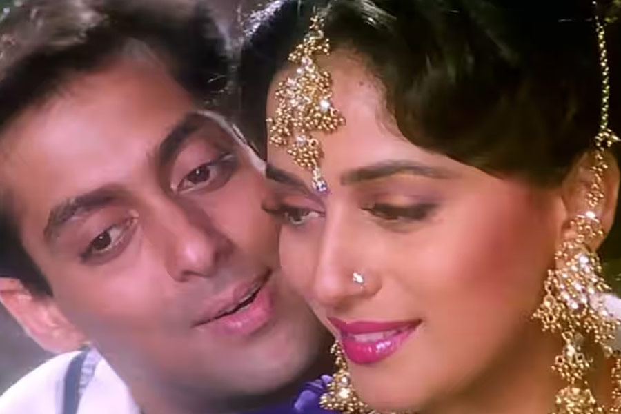 ‘দিল তেরা আশিক’, ‘সাজন’, ‘হম আপকে হ্যায় কৌন’ এবং ‘হম তুমহারে হ্যায় সনম’ ছবিতে সলমনের সঙ্গে অভিনয় করেন মাধুরী। অবশ্য সলমন ছাড়া ‘হম তুমহারে হ্যায় সনম’ ছবিতে অভিনয় করেছিলেন শাহরুখও।