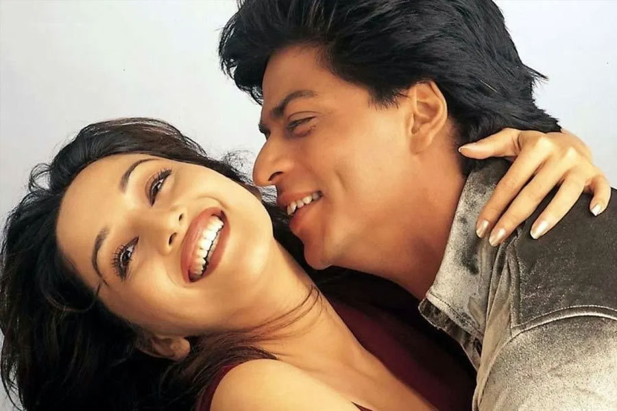 শাহরুখের সঙ্গে ‘হম তুমহারে হ্যায় সনম’ ছাড়াও ‘দিল তো পাগল হ্যায়’, ‘কোয়লা’, ‘অঞ্জাম’ এবং ‘দেবদাস’ ছবিতে অভিনয় করেন মাধুরী।