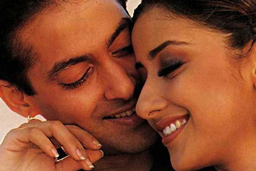 ‘মাঝধার’, ‘সঙ্গদিল সনম’, ‘খামোশি: দ্য মিউজ়িক্যাল’— এই তিনটি ছবিতে সলমনের সঙ্গে অভিনয় করতে দেখা গিয়েছে মনীষাকে।