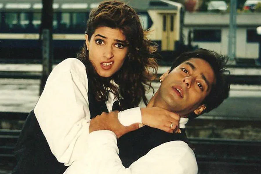 ‘জব প্যার কিসি সে হোতা হ্যায়’ ছবিতে সলমনের বিপরীতে অভিনয় করেছিলেন টুইঙ্কল। দুই তারকাকে আর কোনও ছবিতে একসঙ্গে দেখা যায়নি।