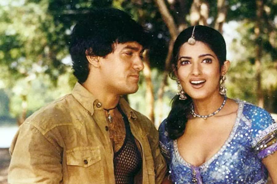 আমিরের সঙ্গেও একটি মাত্র ছবিতে অভিনয় করতে দেখা যায় টুইঙ্কলকে। ২০০০ সালে মুক্তি পাওয়া ‘মেলা’ ছবিতে একসঙ্গে অভিনয় করেন দুই তারকা।