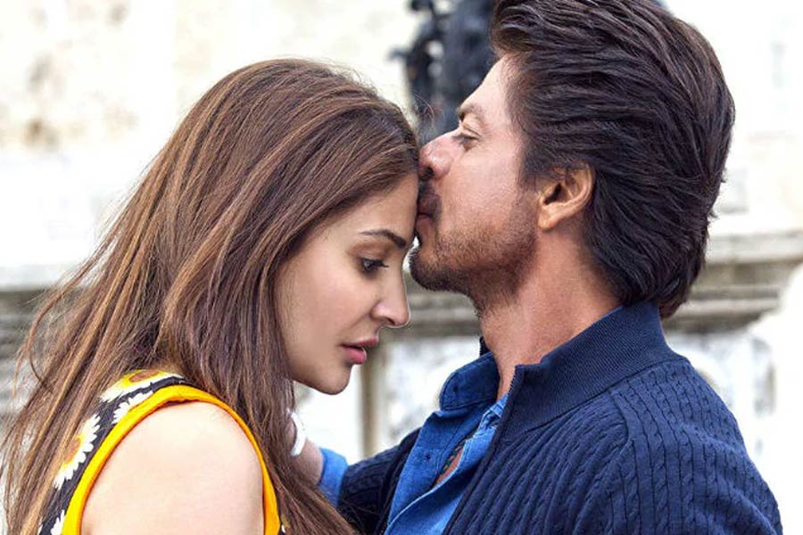 ২০০৮ সালে মুক্তিপ্রাপ্ত ‘রব নে বানা দি জোড়ি’ ছবিটির হাত ধরে বলিপাড়ায় আত্মপ্রকাশ করেন অনুষ্কা শর্মা। কেরিয়ারের প্রথম ছবিতে শাহরুখের বিপরীতে অভিনয়ের সুযোগ পান অভিনেত্রী। তা ছাড়া ‘জ়িরো’, ‘জব তক হ্যায় জান’, ‘জব হ্যারি মেট সেজল’ ছবিতেও শাহরুখের সঙ্গে অভিনয় করেছেন অনুষ্কা।