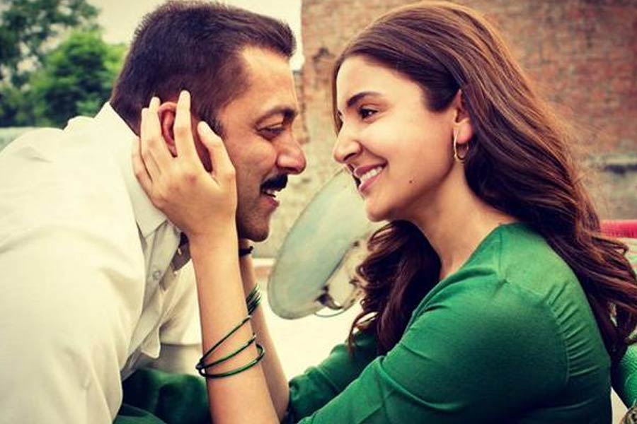 শাহরুখের সঙ্গে একাধিক ছবিতে অভিনয় করলেও বলিপাড়ার অন্য দুই খানের সঙ্গে মাত্র একটি করে ছবিতে অভিনয় করেছেন অনুষ্কা। আমিরের সঙ্গে ‘পিকে’ এবং সলমনের সঙ্গে ‘সুলতান’ ছবিতে অভিনয় করতে দেখা গিয়েছে তাঁকে।