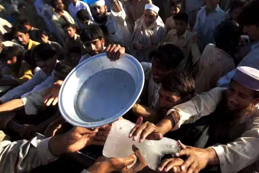 গত কয়েক বছর ধরে অর্থনৈতিক অস্থিরতার কারণে বার বার শিরোনামে উঠে এসেছে পাকিস্তান। অর্থনৈতিক মন্দার মুখোমুখি ভারতের এই পড়শি দেশ। খাদ্যের হাহাকার লেগেই আছে।