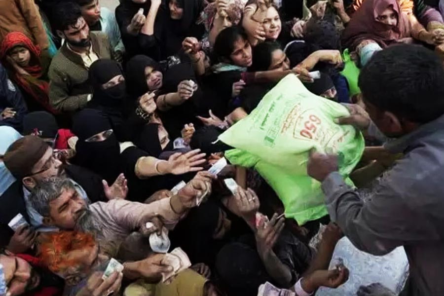 দেশের অর্থনীতি সামলাতে পরের কাছে হাত পাততে হয় পাকিস্তানকে। কখনও বন্ধু চিন, কখনও আবার আন্তর্জাতিক অর্থভান্ডারের কাছ থেকে ইসলামাবাদ ঋণ নেয়।