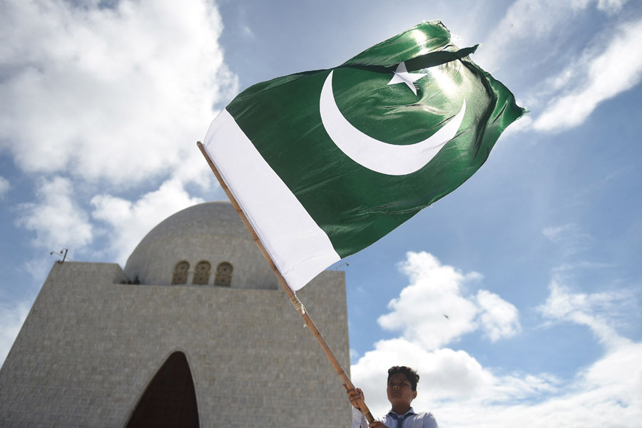 এ হেন ‘দরিদ্র’ পাকিস্তানে কিন্তু ধনী মানুষের অভাব নেই। অন্তত সাম্প্রতিক কিছু রিপোর্ট তেমনই দাবি করছে। ফাঁস হয়ে গিয়েছে পাকিস্তানি ধনীদের ‘গোপন রহস্য’।