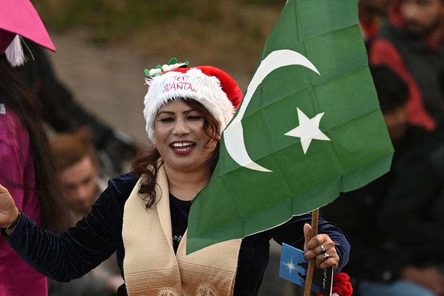 পাকিস্তানি ধনীদের সম্পর্কে তথ্য সম্বলিত যে রিপোর্ট সম্প্রতি প্রকাশ্যে এসেছে, তাতে দেখা গিয়েছে, নিজের দেশে নয়, পশ্চিম এশিয়ার এক ধনী শহরে হাজার হাজার কোটির সম্পত্তি কিনে রেখেছেন পাকিস্তানিরা। তালিকায় রয়েছেন প্রাক্তন সেনাকর্তা থেকে রাজনৈতিক নেতারা।