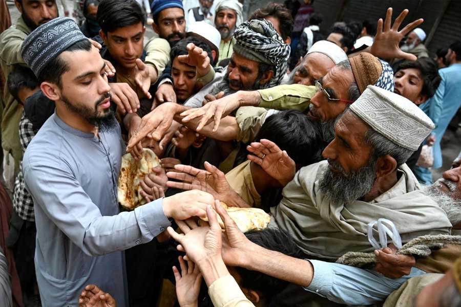 দুবাইয়ে সম্পত্তি বলতে প্রাসাদোপম, বিলাসবহুল বাংলো, বহুতলকে বোঝায়। পাকিস্তানিরা বিশ্বের অন্যতম ধনী শহরের এই বিলাসবহুল সম্পত্তির মালিক হলে তাঁদের দেশের এই দুরবস্থা কেন? প্রশ্ন উঠছে।