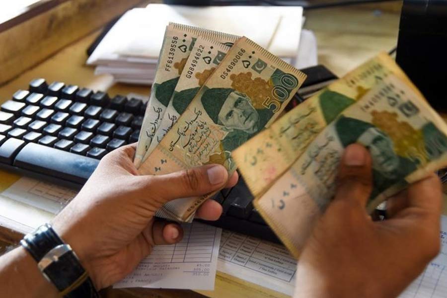 জুবেইর আরও জানিয়েছেন, পাকিস্তানের নিয়ম অনুযায়ী, কর দেওয়ার সঙ্গে নাগরিকত্বের কোনও সম্পর্ক নেই। কে কোথায় থাকেন, এটি তার সঙ্গে সম্পর্কযুক্ত। ‘দুবাই আনলক্‌ড’-এ সম্পত্তির হিসাব থাকলেও বাসস্থান সম্পর্কে তথ্য নেই। তাই তা যাচাই করা প্রয়োজন।