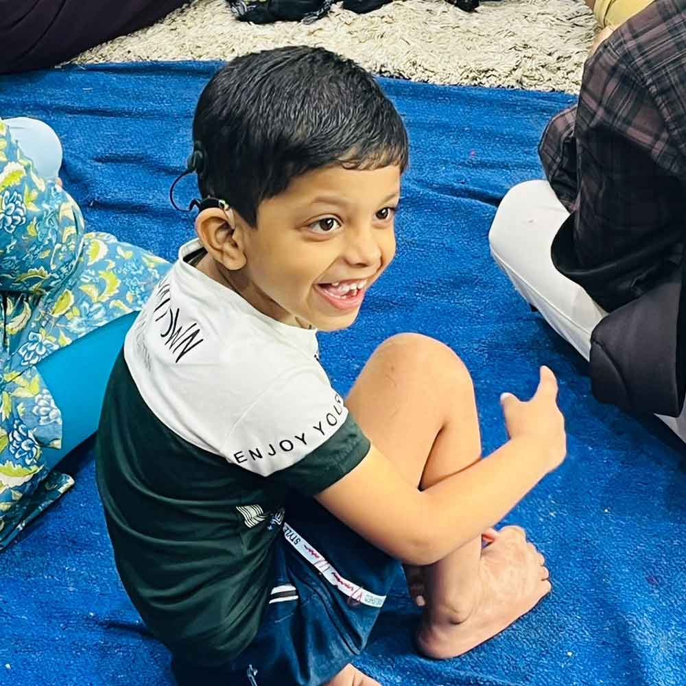 গল্প শুনতে শুনতে শিশুরা যেন হারিয়ে গিয়েছিল এক অন্য জগতে। 