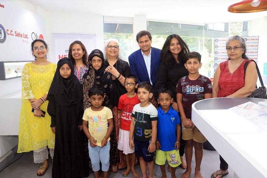 ডলি বসুর সঙ্গে শিশুরা।