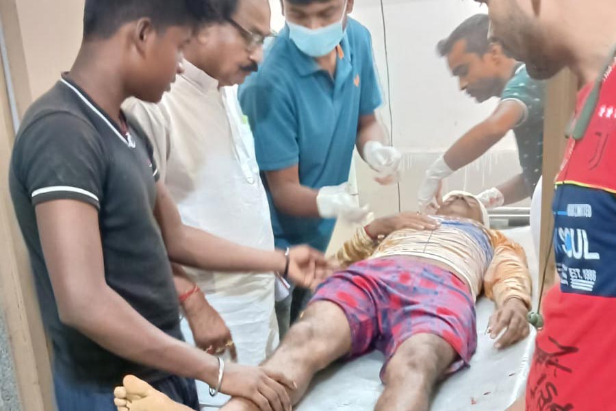 TMC and BJP leader infected by some hooligan at Arambagh dgtld