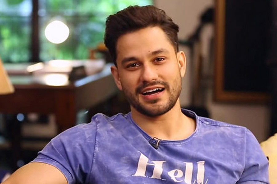 চলতি বছরে পরিচালনায় হাতেখড়ি হয় বলি অভিনেতা কুণাল খেমুর। কুণালের পরিচালনায় মুক্তিপ্রাপ্ত ‘মডগাঁও এক্সপ্রেস’ দর্শকের প্রশংসা কুড়োয়। পরিচালনার পাশাপাশি চিত্রনাট্য নির্মাণ থেকে শুরু করে এই ছবিতে ক্যামিয়ো চরিত্রে অভিনয়ও করেছেন তিনি।