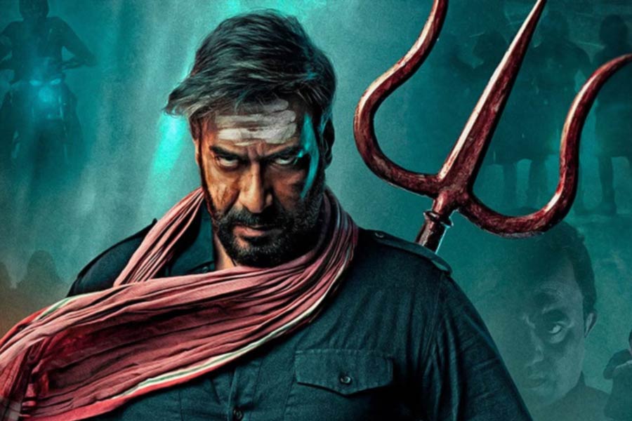 ‘রানওয়ে ৩৪’ মুক্তির এক বছরের মাথায় অজয়ের পরিচালনায় মুক্তি পায় ‘ভোলা’। এই ছবিতেও মুখ্যচরিত্রে অভিনয় করেন অজয়।